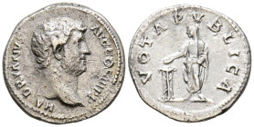 ADRIANO. Denario. (Ar. 2,90g/18mm). 137 d.C. Roma. (RIC 290). Anv: Cabeza de Adriano a la derecha, alrededor de la leyenda: HADRIANVS AVG COS III P P....