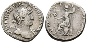 ADRIANO. Denario. (Ar. 3,11g/17mm). 121-123 d.C. Roma. (RIC 542): Anv: Cabeza laureada de Adriano a derecha, alrededor leyenda: IMP CAES TRAIAN HADRIA...