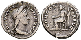 SABINA. Denario. (Ar. 2,78g/18mm). 130-133 d.C. Roma. (RIC 398). Anv: Busto diademado y drapeado de Sabina a derecha, alrededor leyednda: SABINA AVGVS...