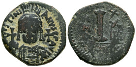 JUSTINIANO I. Decanumium. (Ae. 6,35g/23mm). 527-565 d.C. Ceca no visible. (DOC 352). Anv: Busto coronado y acorazado de Justiniano I de frente, sosten...