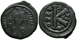 JUSTINIANO I. 1/2 follis. (Ae. 10,62g/27mm). 543/4 d.C. Nicomedia. (Seaby 203). Anv: Busto coronado y acorazado de Justiniano de frente, sosteniendo g...