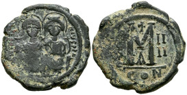 JUSTINO II Y SOFIA. Follis. (Ae. 14,08g/29mm). 565-578 d.C. Constantinopla. (Seaby 360). Anv: Justino II y Sofía sentados de frente, alrededor de la l...