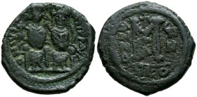 JUSTINO II y SOFIA. Follis. (Ae. 13,44g/29mm). 565-578 d.C. Nicomedia. (Seaby 369). Anv: Justino II y Sofia sentados de frente, alrededor leyenda. Rev...