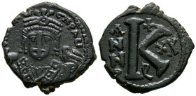 MAURICIO TIBERIO. 1/2 follis. (Ae. 5,08g/21mm). 582-602 d.C. Constantinopla. (Seaby 497). Anv: Busto coronado y coraza de Mauricio Tiberio de frente, ...