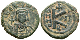 MAURICIO TIBERIO. 1/2 Follis. (Ar. 6,04g/22mm). 588-589 d.C. Constantinopla. (Seaby 497; DOC 49b). Anv: Busto coronado y con coraza de Mauricio Tiberi...