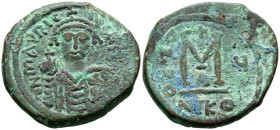 MAURICIO TIBERIO. Follis. (Ae. 13,63g/30mm). 586-587 d.C. Nicomedia. (Seaby 512). Anv: Busto con casco y coraza de Mauricio Tiberio de frente portando...