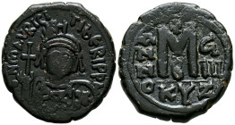 MAURICIO TIBERIO. 40 Nummi. (Ae. 11,61g/27mm). 589-590 d.C. Cícico. (Seaby 518). Anv: Busto con casco y coraza de frente portando globo y escudo, alre...