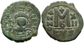 MAURICIO TIBERIO. 40 Nummi. (Ae. 11,09g/30mm). 588-589 d.C. Cícico. (Seaby 518). Anv: Busto con casco y coraza de frente portando globo y escudo, alre...