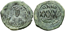 FOCAS. Follis. (Ae. 12,52g/32mm). 602-610 d.C. Nicomedia. (Seaby 659). Anv: Busto coronado de Focas, vestido con hábito consular, portando mapa y Cruz...