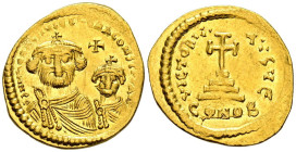 HERACLIO y HERACLIO CONSTANTINO. Sólido. (Au. 4,42g/22mm). 626-629 d.C. Constantinopla. (Seaby 743). Anv: Bustos coronados y drapeados de frente de He...