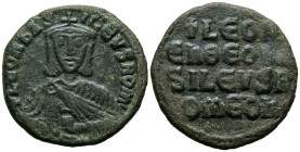 LEÓN VI. Follis. (Ae. 6,28g/24mm). 886-912 d.C. Constantinopla. (Seaby 1729). Anv: Busto coronado y drapeado de León VI de frente portando akakia, alr...