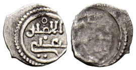 ALMORÁVIDES, Alí ibn Yusuf (500-537H). ¿1/16 Quirate?. (Ar. 0,10g/8mm). S/D. (Vives 1690; Hazard 934; Benito Ca23, como 1/2 Quirate). Anv: En dos líne...