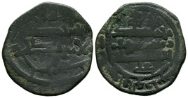 IDRISIES. Muhammad ibn Idris II. Félus. (Ae. 1,70g/18mm). 212H. (Pérez/Francés/Rodríguez 33). Ali en la parte inferior de la IIA y en parte superior s...