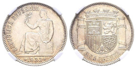 II REPÚBLICA (1931-1939). 1 Peseta. (Ar. 5,00g/23mm). 1933 *3-4. Madrid. (Cal-2019-34). Encapsulada por NCV MS 60.
