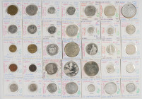 Magnífica colección formada por más de 3000 monedas de diferentes épocas, principalmente de los siglos XIX y XX, aunque también encontramos un buen nú...