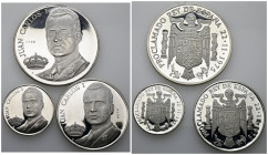 ESPAÑA. Conjunto de 3 medallas en plata de diferentes módulos con motivo de la Proclamación de Juan Carlos I como rey de España. 1975. Peso total del ...