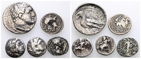 GRECIA Y ROMA. Interesante conjunto compuesto por 5 piezas variadas de plata y forradas. Diferentes modulos, medidas y calidades. A EXAMINAR.