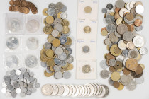 ESPAÑA. Interesante y amplia colección con piezas que abarcan desde el periodo del Centenario de la Peseta hasta el reinado de Juan Carlos I. Destaca,...
