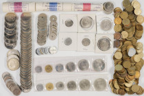 ESTADO ESPAÑOL Y CONTEMPORÁNEO. Conjunto de centenares de monedas de ambos periodos donde podemos encontrar estuches, carteras y cartuchos. Destaca la...