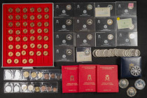 CONTEMPORÁNEO. Extraordinario conjunto formado por más de 100 estuches, carteras y sets conmemorativos con variedad de módulos, temáticas y fechas y c...