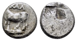 BITHYNIA.( 387-340). Drachm. Calchedon.

Obv : KAΛ.
Bull standing left on barley ear.
Rev : Quadripartite incuse square.
BMC Black Sea 100

Con...