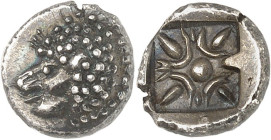 GRÈCE ANTIQUE - GREEK
Ionie, Milet. Obole milésiaque ND (Ve s. av. J.-C.), Milet.
Av. Tête de lion à gauche. 
Rv. Carré creux avec motif ornemental...
