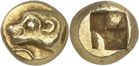 GRÈCE ANTIQUE - GREEK
Ionie, Phocée. Hecté d’électrum (sixième de statère) ND (625-600 av. J.-C.), Phocée.
Av. Tête de phoque à gauche ; au-dessous,...