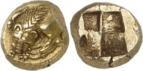GRÈCE ANTIQUE - GREEK
Ionie, Phocée. Hecté d’électrum (sixième de statère) ND (521-478 av. J.-C.), Phocée.
Av. Protomé de lion à gauche, dévorant un...