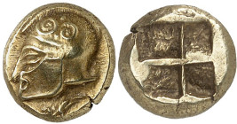 GRÈCE ANTIQUE - GREEK
Ionie, Phocée. Hecté d’électrum (sixième de statère) ND (520-478 av. J.-C.), Phocée.
Av. Tête de guerrier à gauche, avec un ca...