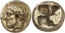 GRÈCE ANTIQUE - GREEK
Ionie, Phocée. Hecté d’électrum (sixième de statère) ND (478-387 av. J.-C.), Phocée.
Av. Tête de Zeus à gauche ; derrière, un ...