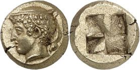 GRÈCE ANTIQUE - GREEK
Ionie, Phocée. Hecté d’électrum (sixième de statère) ND (477-388 av. J.-C.), Phocée.
Av. Tête d’Hermès à gauche, coiffé du Pét...
