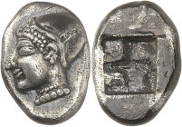 GRÈCE ANTIQUE - GREEK
Ionie, Phocée. Trihémiobole ND (525-500 av. J.-C.), Phocée.
Av. Tête d’Artémis à gauche coiffée d’un casque décoré d’une bande...