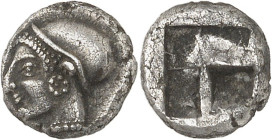 GRÈCE ANTIQUE - GREEK
Ionie, Phocée. Trihémiobole ND (500-480 av. J.-C.), Phocée.
Av. Tête d’Artémis à gauche coiffée d’un casque lisse, avec collie...