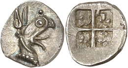 GRÈCE ANTIQUE - GREEK
Ionie, Téos. Tétartémorion ND (475-450 av. J.-C.), Téos.
Av. Tête de griffon à droite, sous un point. 
Rv. Carré creux quadri...