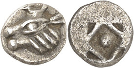 GRÈCE ANTIQUE - GREEK
Asie mineure, cité indéterminée. Hémiobole ND (VIe s. av. J.-C.).
Av. Tête de veau ou de phoque à gauche. 
Rv. Carré creux en...