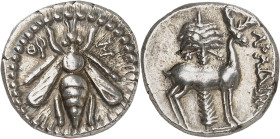 GRÈCE ANTIQUE - GREEK
Phénicie, Arados. Drachme CY 99 = 161-160 av. J.-C, Arados.
Av. ΘΥ - [Σ]. Abeille vue du dessus, dans un gros grènetis. 
Rv. ...