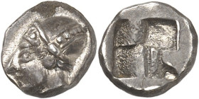 GAULE - CELTIC
Massilia - Marseille. Tritétartémorion au bonnet ND (475-465 av. J.-C.), Marseille.
Av. Tête à gauche, coiffée d’un casque ou bonnet ...