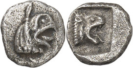 GAULE - CELTIC
Massilia - Marseille. Obole à la tête de griffon et au lion ND (480 à 460 av. J.-C.), Marseille.
Av. Tête de griffon à droite. 
Rv. ...