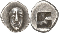 GAULE - CELTIC
Massilia - Marseille. Hémiobole à la tête de face ND (480-460 av. J.-C.), Marseille.
Av. Tête ou masque, de face. 
Rv. Carré creux i...