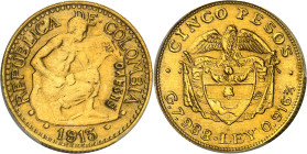 COLOMBIE - COLOMBIA
République. Essai-piéfort en Or de 5 pesos 1913, Medellin.
Av. REPUBLICA - COLOMBIA. Un mineur accroupi à droite devant un roche...