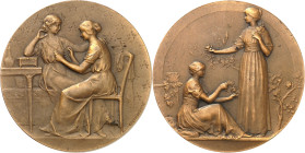 FRANCE - FRANCE
IIIe République (1870-1940). Médaille, Les joyaux, par Paul Grandhomme, SAMF N° 82 1909, Paris.
Av. Deux femmes assises, l’une metta...