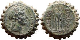 Demetrios I Soter (Seleukid King: 162-150 BC) Bronze Obverse: Laureate head of Apollo right, bow and quiver over shoulder Reverse: Tripod

27mm 18,6...