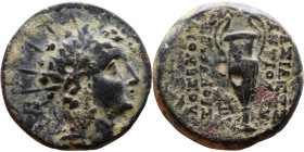 Antiochos VI Dionysos (Seleukid King: 145-141 BC). AE bronze. Obv: Radiate and diademed head Rev: Amphora; palm to r.; monogram below.

20mm 7,52g