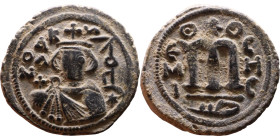 al-Malik ibn Marwan (687-705), Byzantine style folis Obverse: Imperial figure holding globe and cross Reverse: M and inscription

22mm 4,52g

Arti...