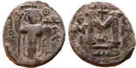 al-Malik ibn Marwan (687-705), Byzantine style folis Obverse: Imperial figure holding globe and cross Reverse: M and inscription

18mm 3,91g

Arti...