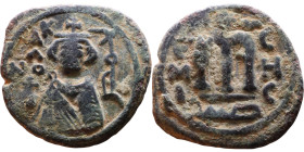 al-Malik ibn Marwan (687-705), Byzantine style folis Obverse: Imperial figure holding globe and cross Reverse: M and inscription

20mm 3,85g