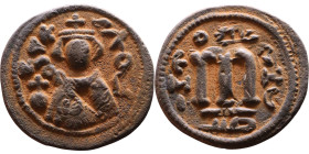 al-Malik ibn Marwan (687-705), Byzantine style folis Obverse: Imperial figure holding globe and cross Reverse: M and inscription

21mm 4,03g

Arti...