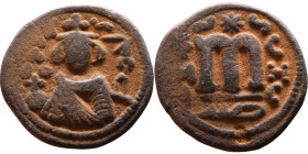 al-Malik ibn Marwan (687-705), Byzantine style folis Obverse: Imperial figure holding globe and cross Reverse: M and inscription

19mm 4,15g

Arti...