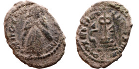 al-Malik ibn Marwan (687-705) Follis. Obverse: Standing caliph Reverse: Modified cross potent set on steps

19mm 2,97g