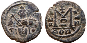 al-Malik ibn Marwan (687-705), Byzantine style folis Obverse: Imperial figure holding globe and cross Reverse: M and inscription

19mm 3,18g

Arti...